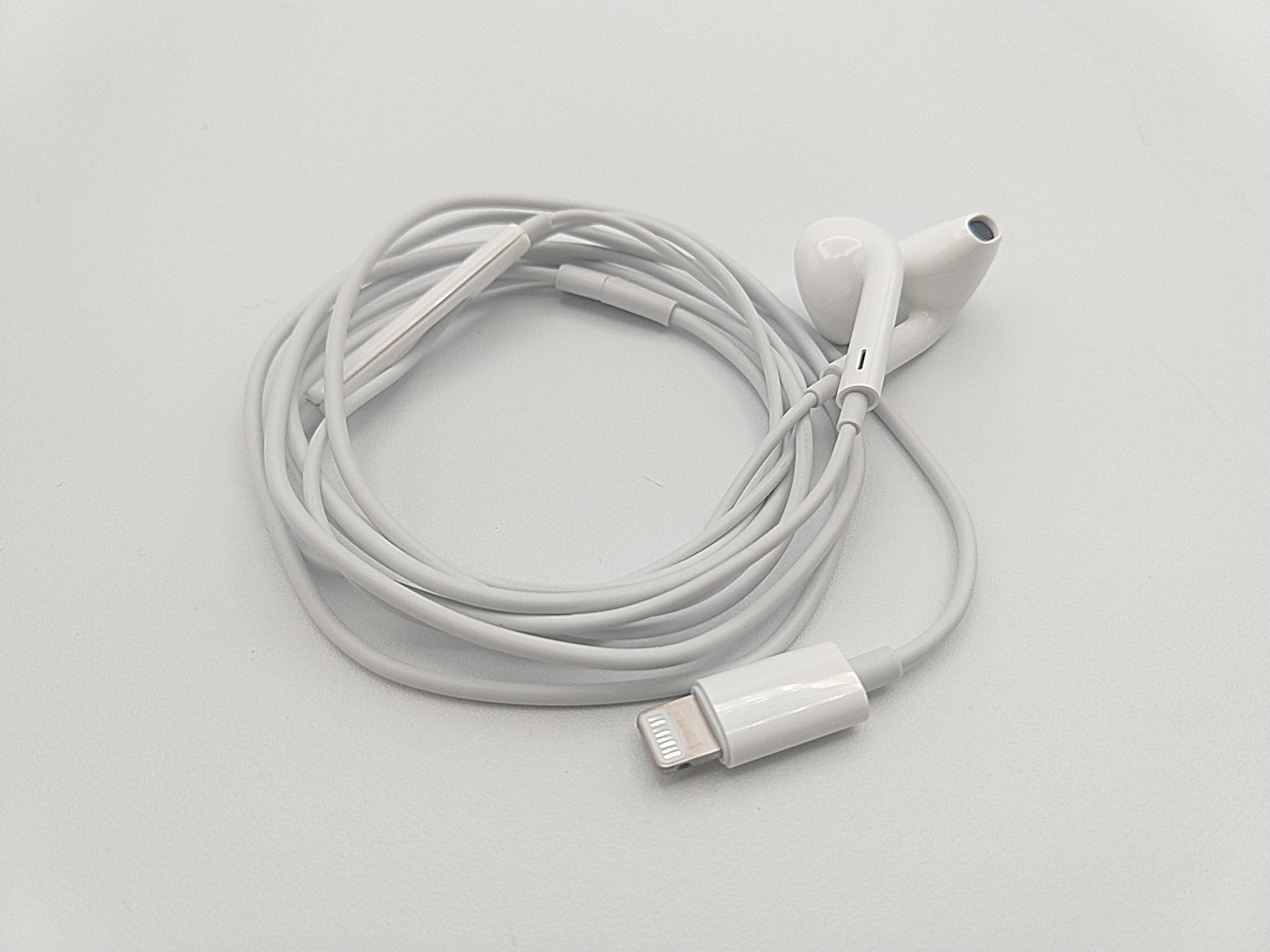 Apple EarPods with Lightning Connector In Ear Canal Headset - White NEVER USED